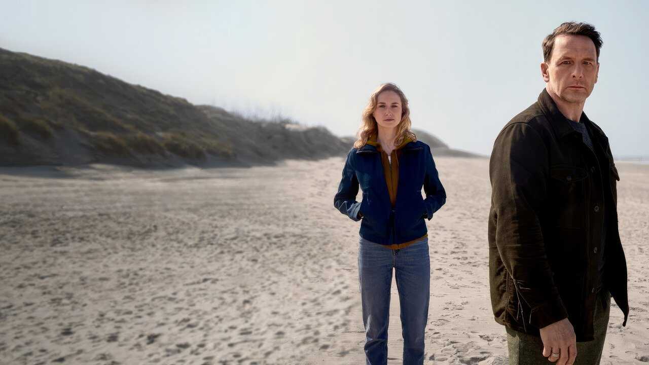 ES - Muerte en las dunas (2023) (DE) 1