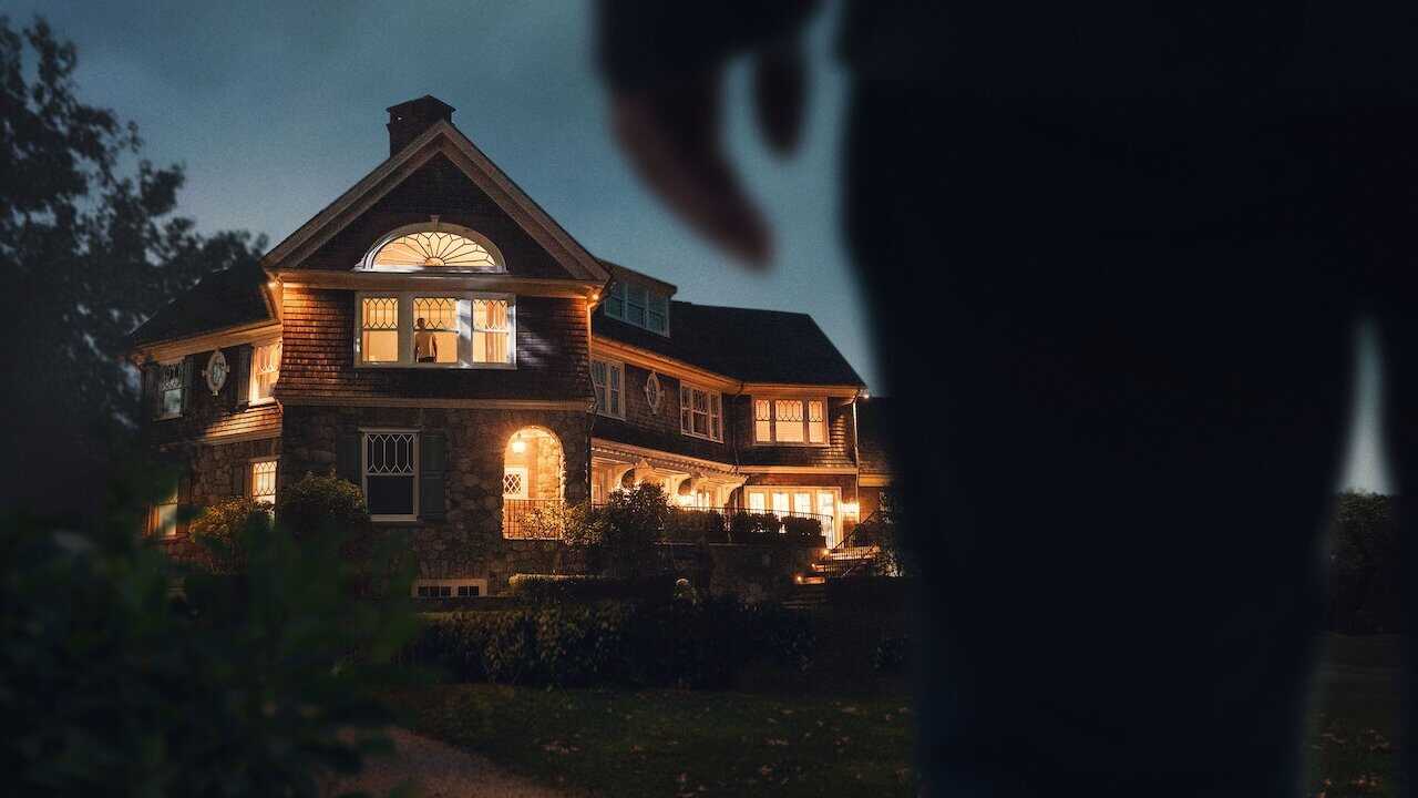 EX - The Watcher (2022) 4