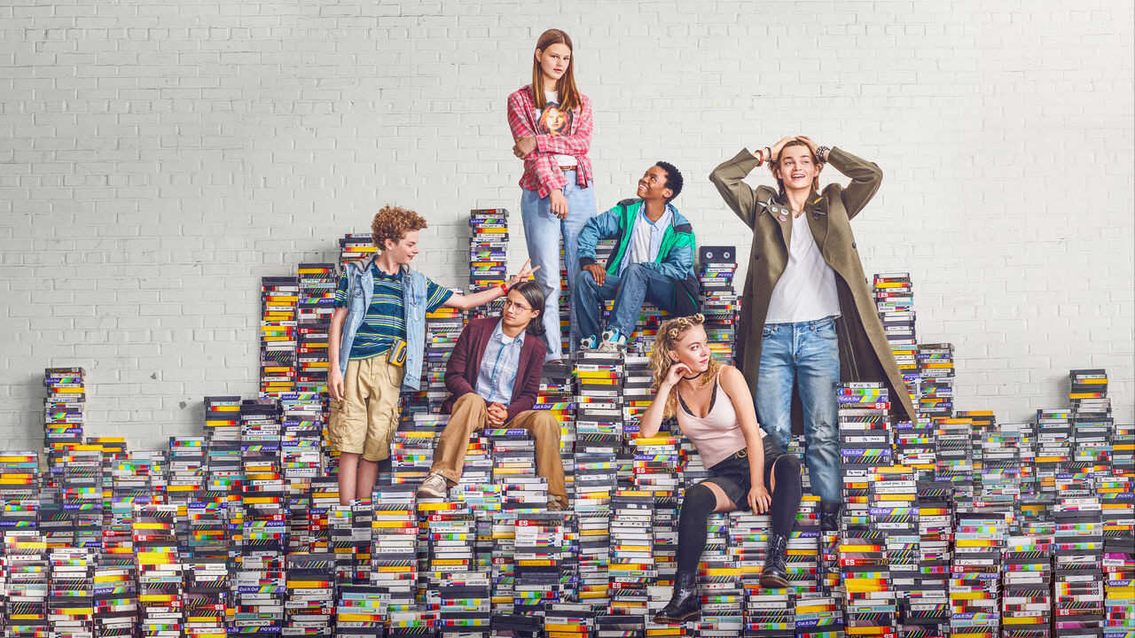 EN - Everything Sucks! (2018) 2