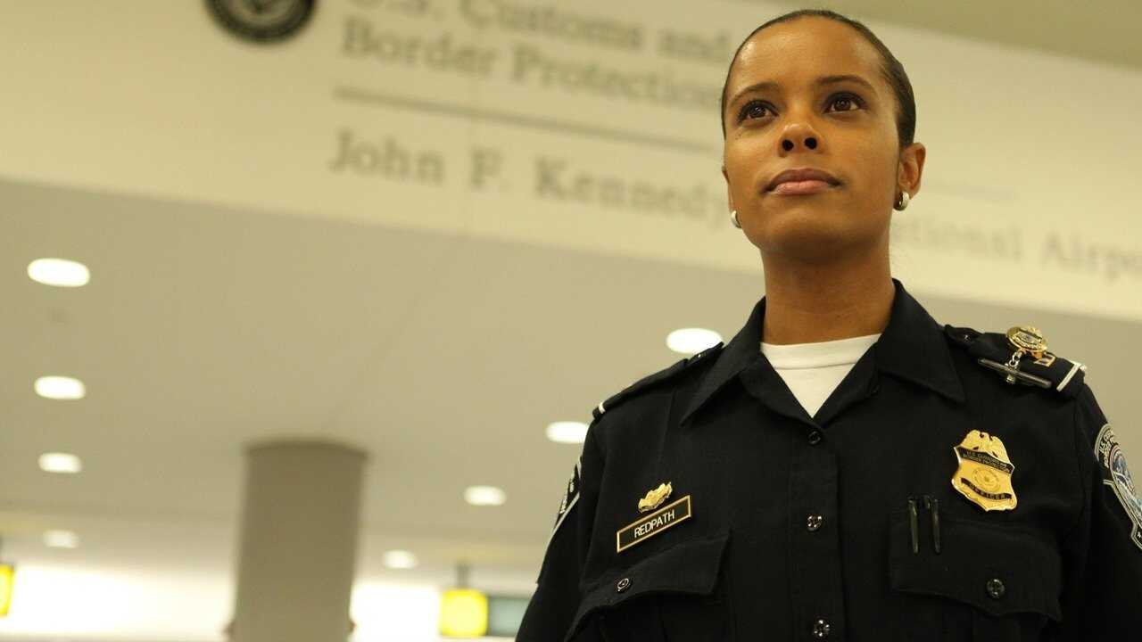 EN - To Catch A Smuggler (2020) (US) 4