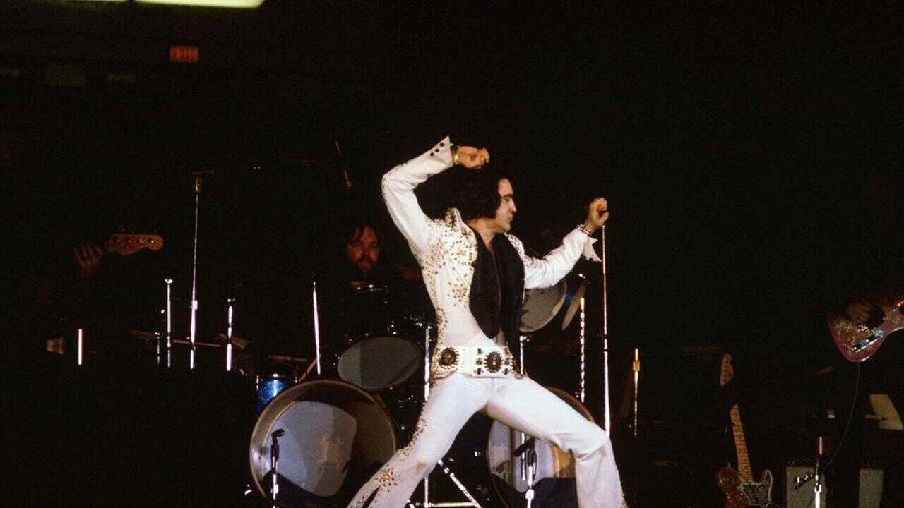 Elvis on Tour 0