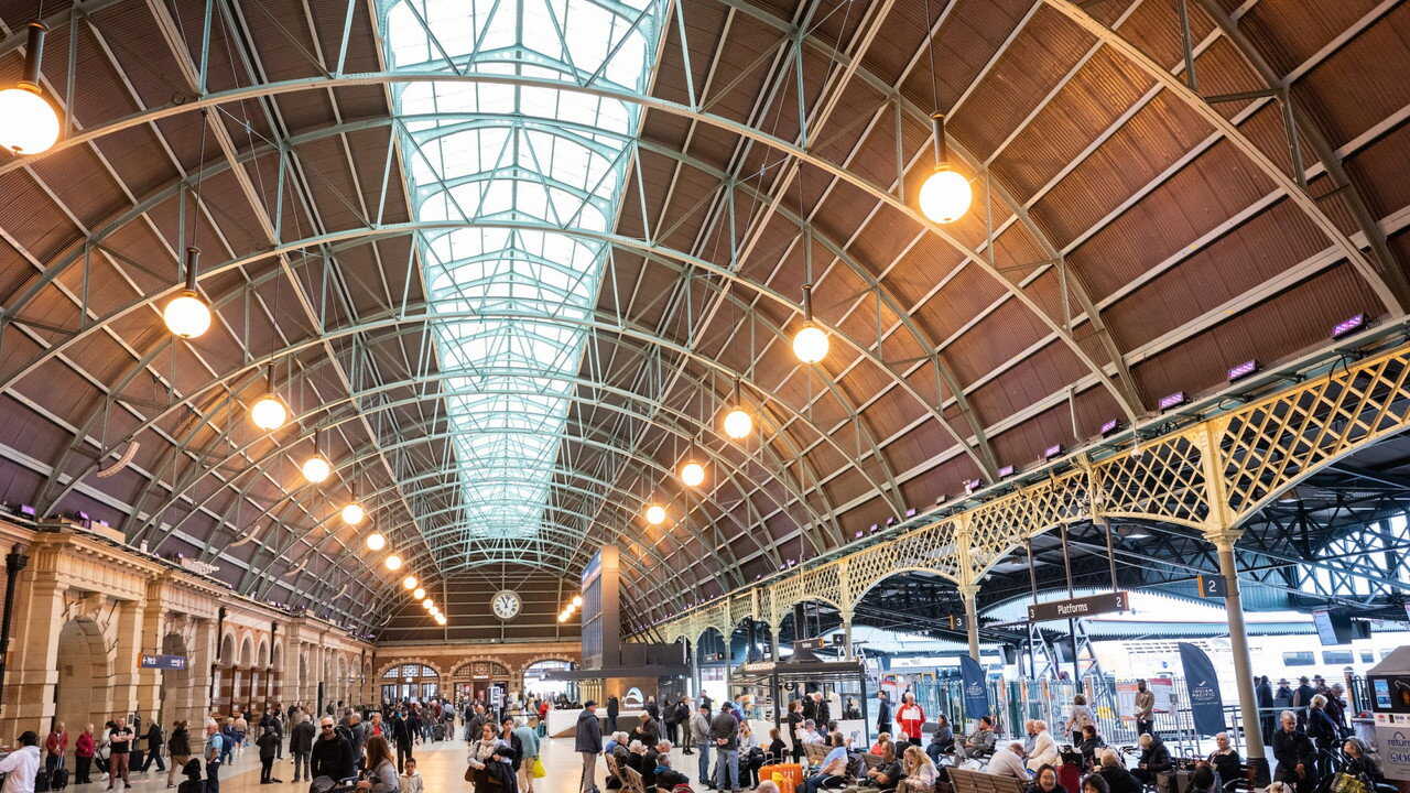 EN - Inside Central Station (2021) (AU) 1