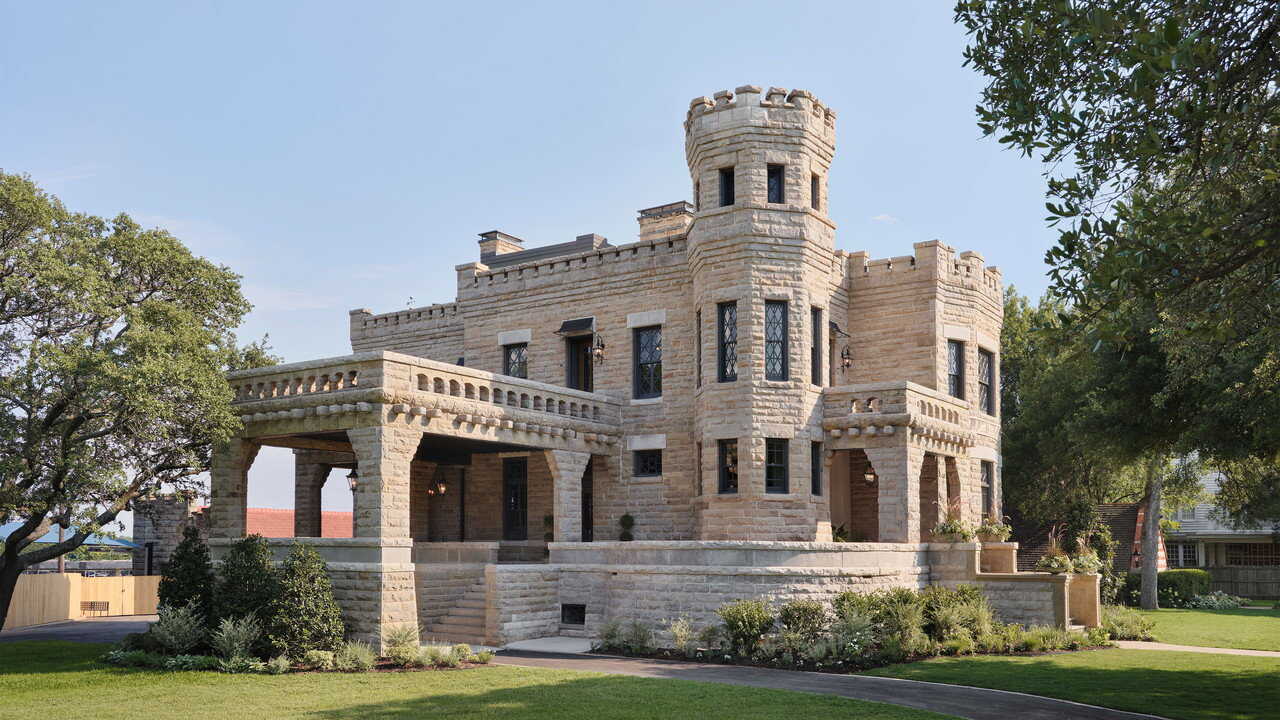 EN - Fixer Upper: The Castle (2022) (US) 3