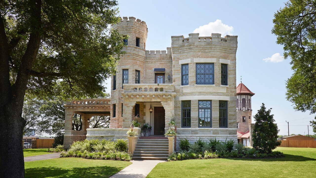 EN - Fixer Upper: The Castle (2022) (US) 1