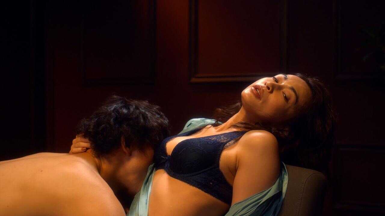 IN - Fishbowl Wives 0