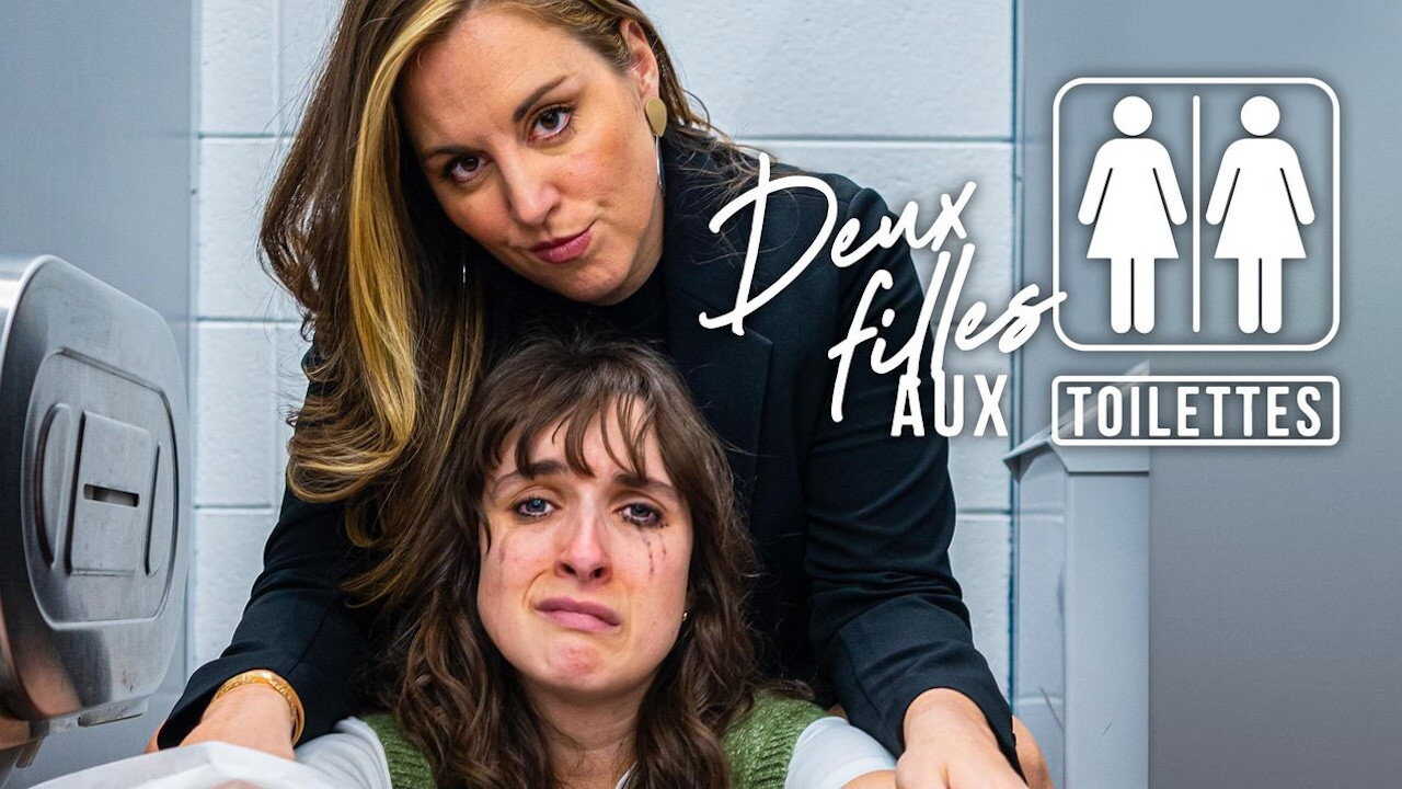 QFR - Deux filles aux toilettes (2024) (CA) 0