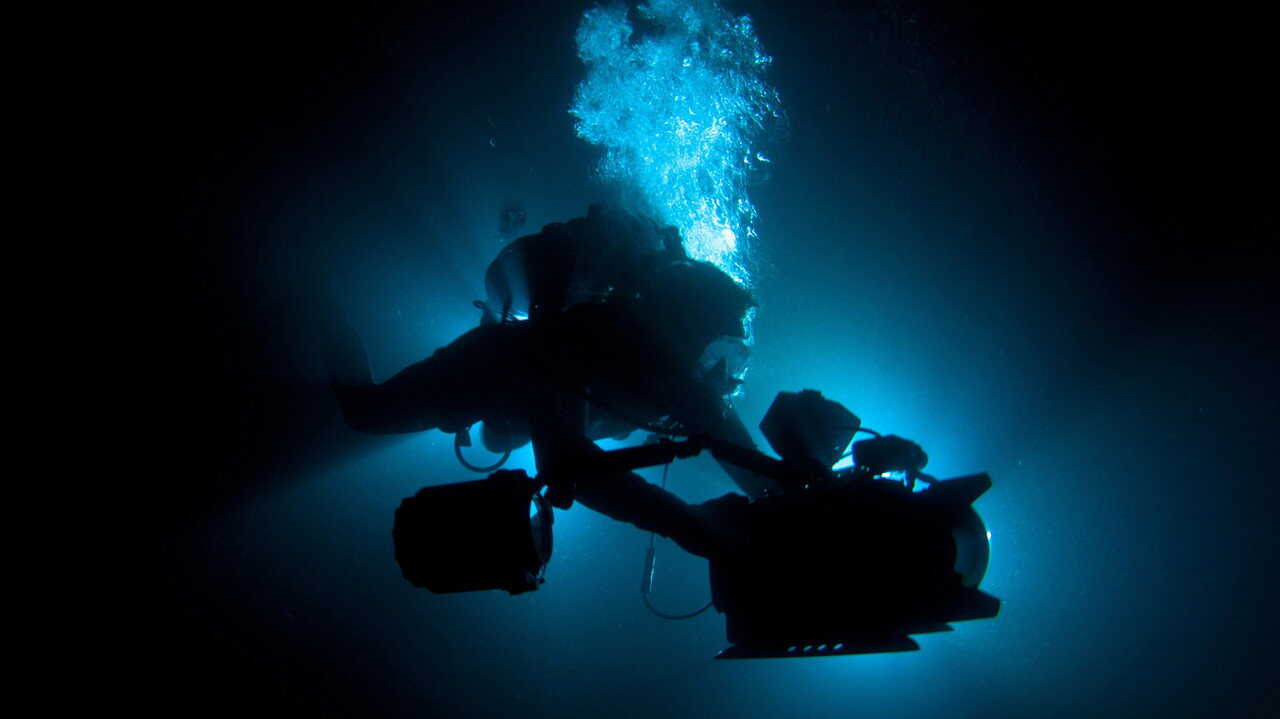 EN - Descending (2012) (CA) 1