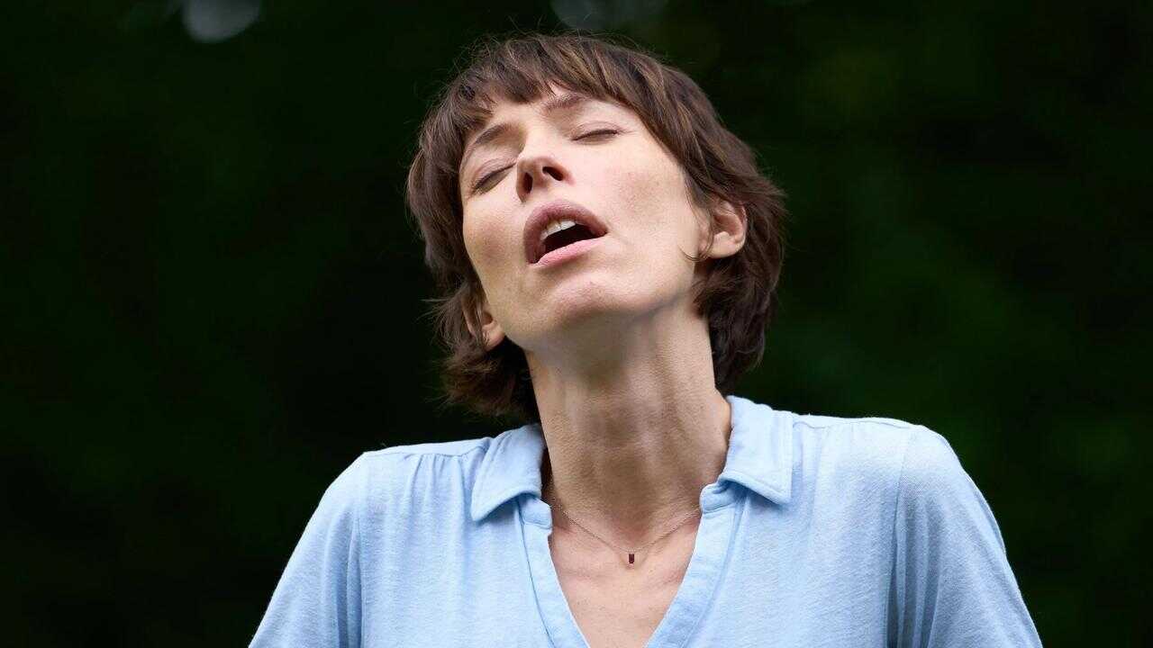 ES - The Listeners (2024) 1