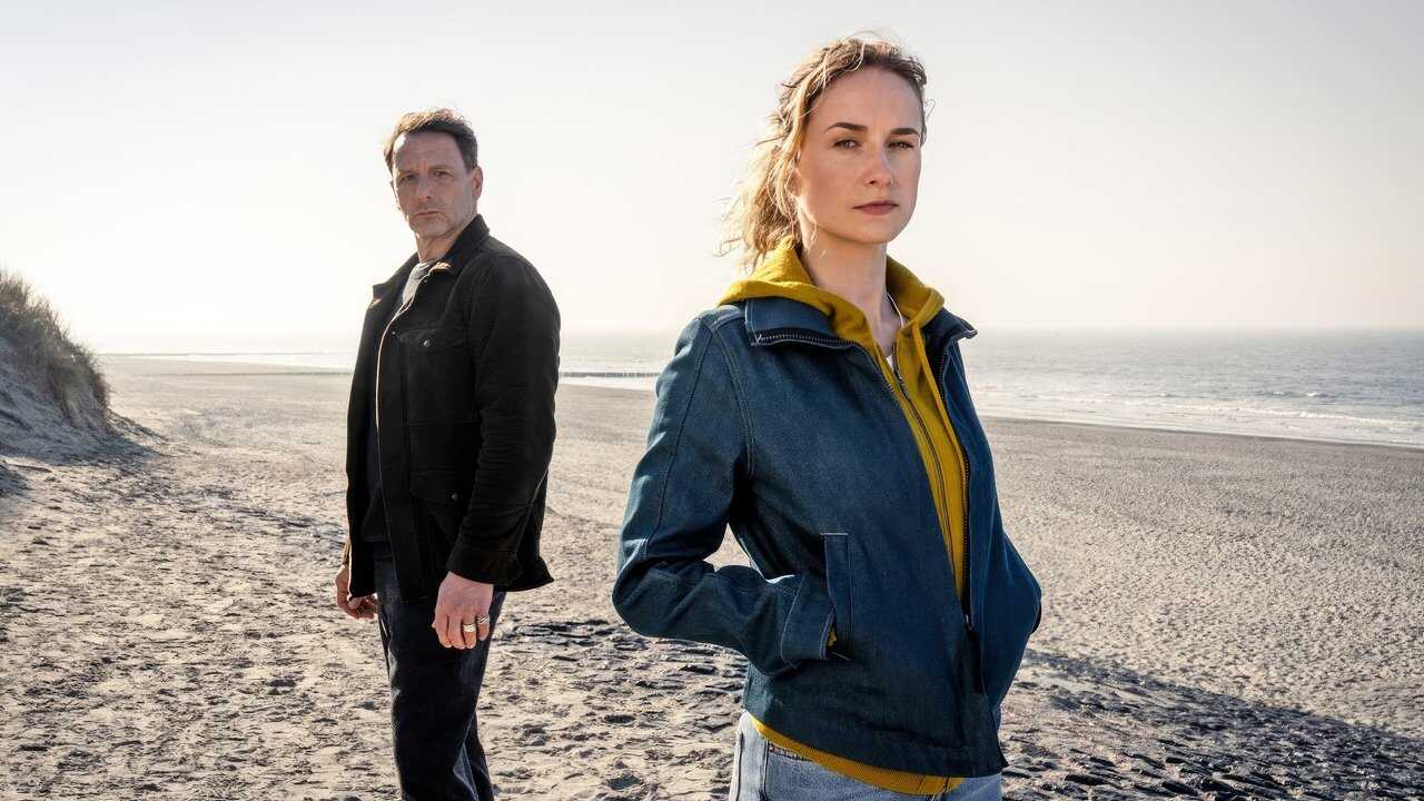 ES - Muerte en las dunas (2023) (DE) 0