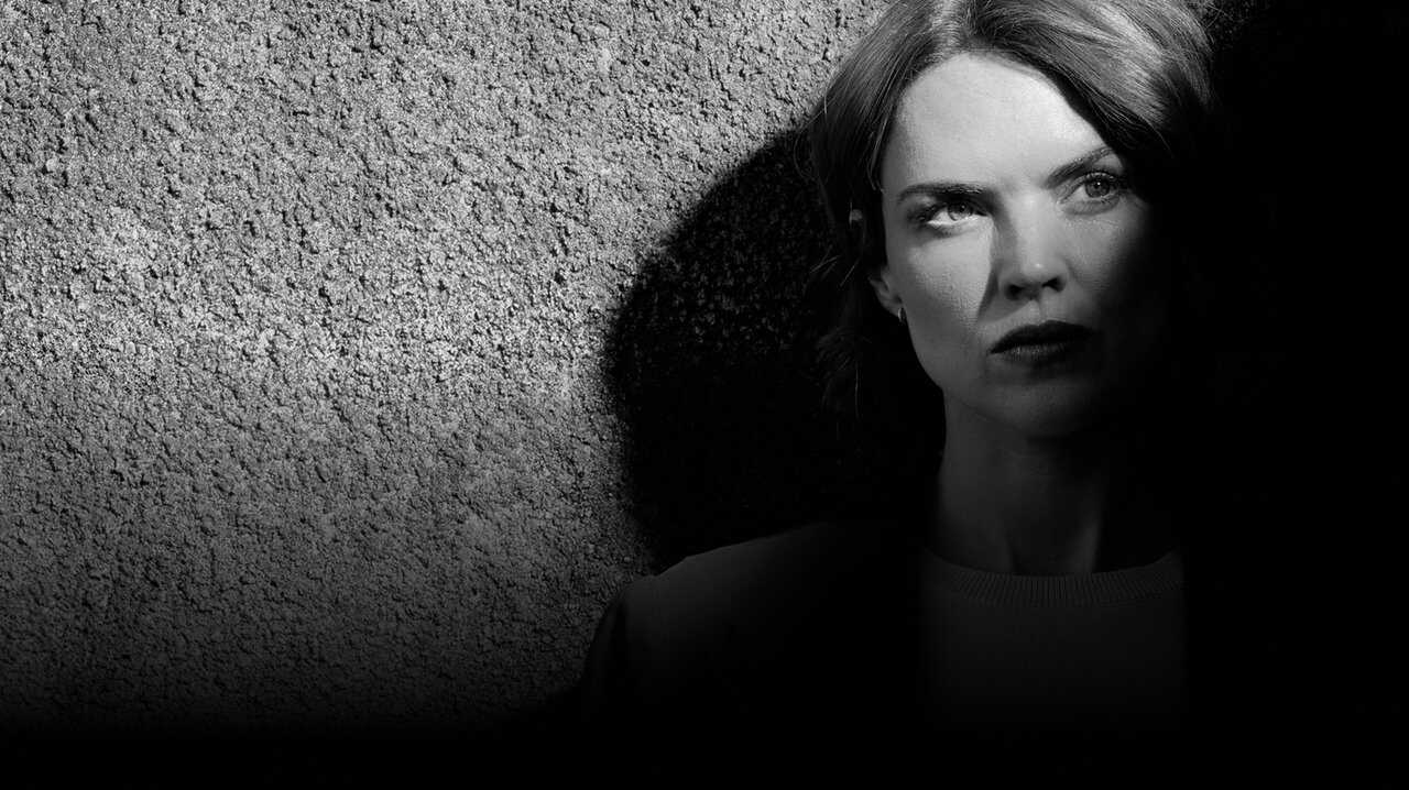 ES - La jueza Lewis (2024) (GB) 3