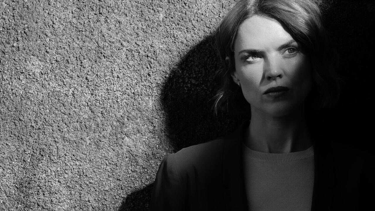 ES - La jueza Lewis (2024) (GB) 0