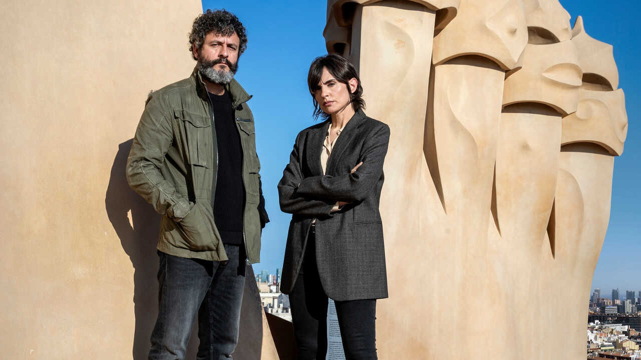 DE - Stadt der Schatten (2025) (ES) 2