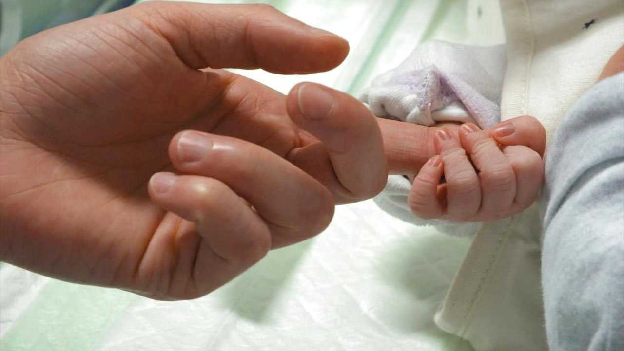 FR - Sages-femmes, la vie entre leurs mains 0