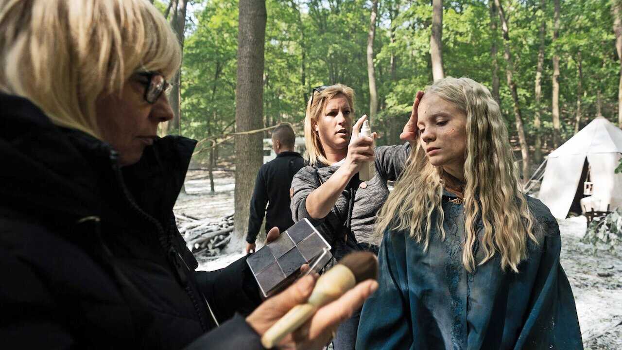 NF - The Witcher: A Look Inside The Episodes (2020) (GB) 1
