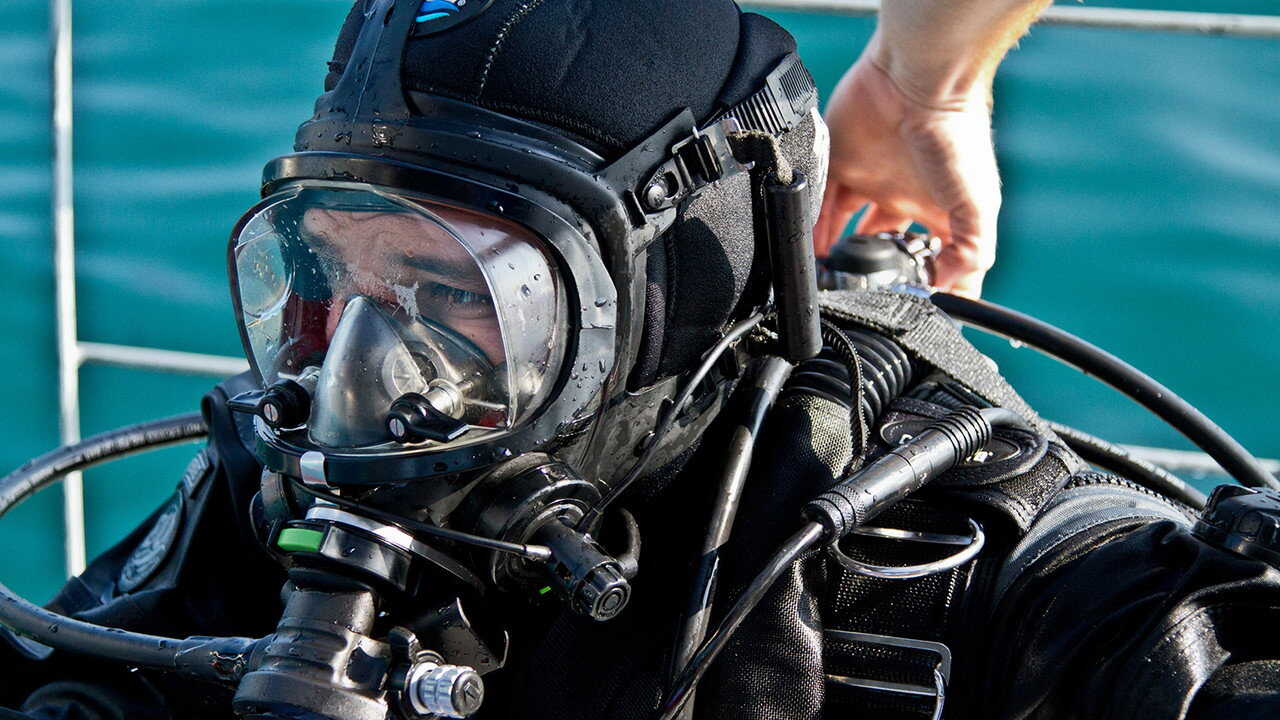 EN - Descending (2012) (CA) 3