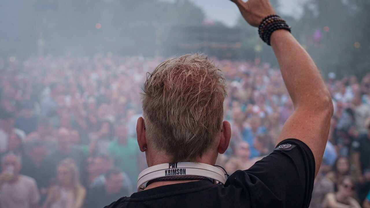 NL - PAT  KRIMSON BIGGER AND BOLDER 1