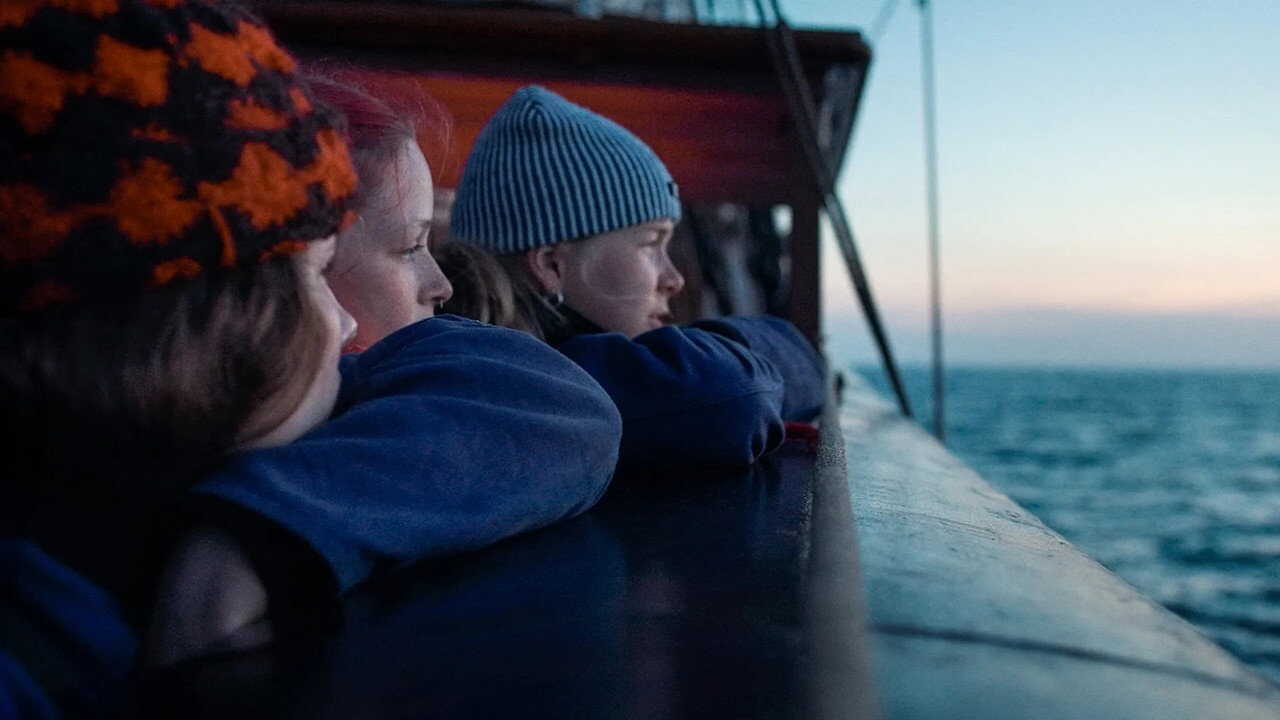 DK - Skibet - Fem måneder for evigt (2026) (DK) 3