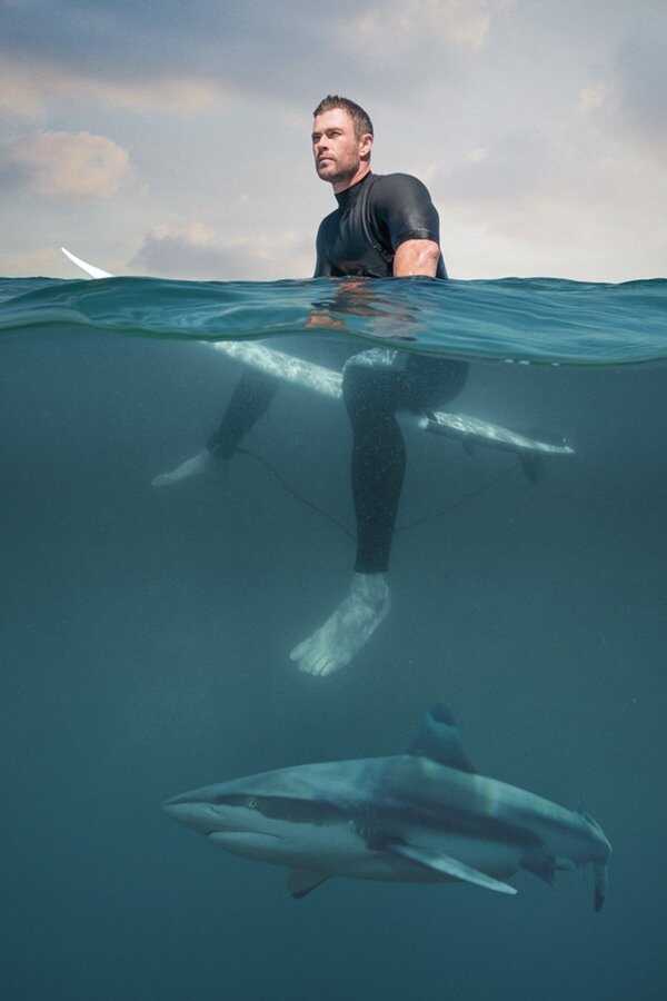 Chris Hemsworth: La playa de los tiburones (2021) 0