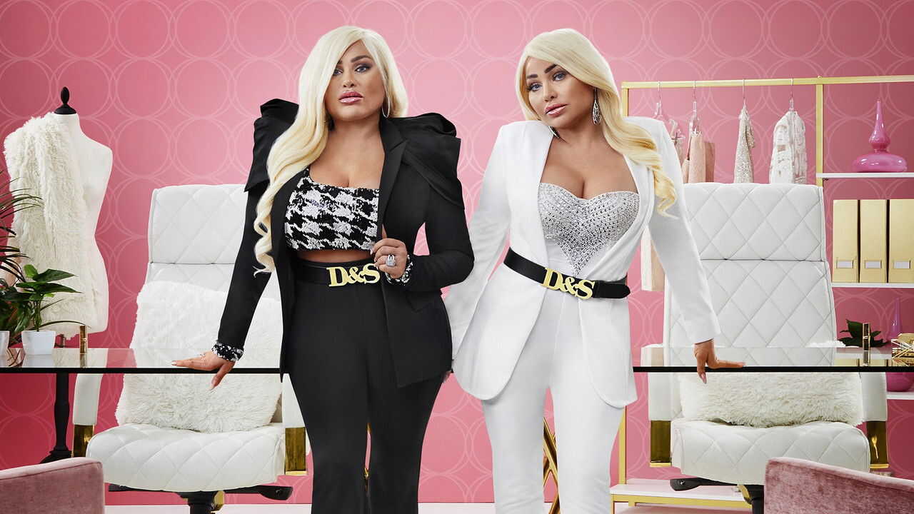 EN - Darcey & Stacey (2020) 4